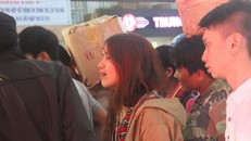 Khách đi tàu òa khóc vì không về được quê ăn tết