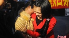 TQ: Con gái gặp lại bố mẹ sau 17 năm thất lạc