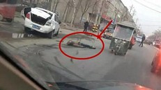 Tài xế ô tô đâm vào bé trai rồi cố tình cán nhiều lần tới chết