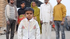 Chuyện lạ: Thiếu niên 15 tuổi chỉ cao 81 cm