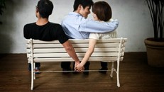 Clip: Chồng bình tĩnh bắt quả tang vợ ngoại tình