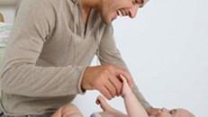 Ông bố trẻ chia sẻ 35 quy tắc thú vị khi chăm con