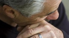 Cụ ông 80 tuổi đau đớn, suýt mất của quý vì 'ham của lạ'