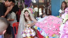 Rơi nước mắt cô gái trẻ mặc áo cưới trong đám tang người yêu