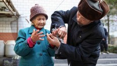 Vợ chồng già được người giấu mặt tặng nhẫn kim cương giá 70 triệu