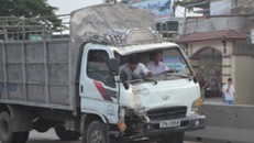 Xe tải mất lái đâm văng 2 người, húc đổ sập tường người dân