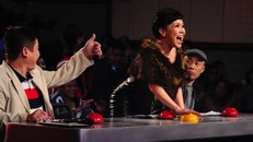 Vietnam’s Got Talent: Việt Hương tặng thí sinh khiếm thị 'nút vàng'