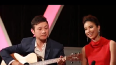 MC Anh Tuấn ngẫu hứng đệm đàn cho Hoa hậu Phạm Hương