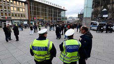 Phụ nữ châu Âu lo sợ bị nhóm người di cư hiếp dâm