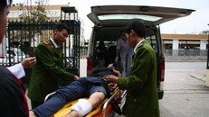 Bắt tên liều lĩnh cướp túi xách cầm gạch chống đối CSGT