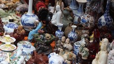 Săn 'hàng độc' trong phiên chợ đồ cổ duy nhất trong năm