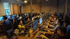 Đêm giao thừa: Người trông quán net được trả lương bao nhiêu?