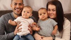 Ngạc nhiên chị em song sinh khác màu da