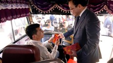 Bí thư Hà Nội Hoàng Trung Hải lì xì cho khách đi tàu xe