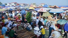 Du khách hoảng hốt: Gửi xe chợ Viềng 350 nghìn đồng/lượt