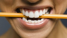 Muốn hết đau đầu, hãy chăm ngậm.. bút chì