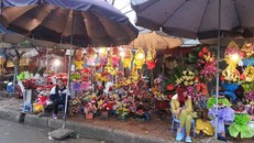 Valentine năm nay: “Đại hạ giá” hoa và quà vẫn ế