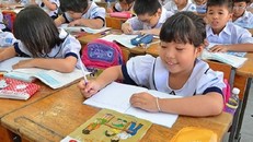 Học sinh Hà Nội hào hứng ngay giờ học đầu tiên của năm mới 2016