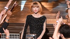 Taylor Swift tỏa sáng sau khi bị lăng mạ, Rihanna 'xù' BTC Grammy