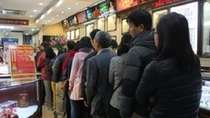 Chen nhau xếp hàng ‘tậu’ vàng cầu may ngày vía Thần tài