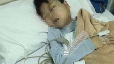 Cậu bé bị mù sau khi bị cô giáo tát liên tiếp vào mặt