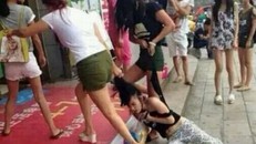 Vợ lột quần áo ‘tình địch’ giữa đường, chồng sợ hãi bỏ chạy