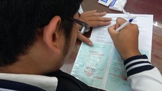 Nam sinh làm thẻ căn cước không nhuộm tóc, đeo bông tai