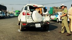  Bị xe rác hất tung,4 người hoảng loạn kêu cứu trong xe ôtô 4 chỗ