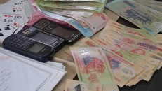 Trưởng công an phường đánh bạc ở trụ sở bị yêu cầu tạm đình chỉ 