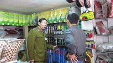 Đột kích 'hàng nhảy' và những mánh 'luộc đồ' giữa chợ Giời