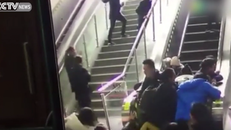 TQ: Thang cuốn bất ngờ đảo chiều, 5 người bị thương [VIDEO]
