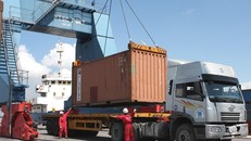 ‘Tranh nhau’ mua lốp đã qua sử dụng tồn ở cảng biển