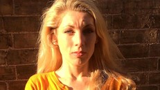 Bức xúc với thủ tục an ninh, nữ du khách tụt váy giữa sân bay