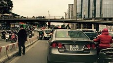 Công an truy tìm 'quý ông' dừng ô tô đi vệ sinh giữa đường