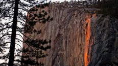 Vẻ đẹp kỳ thú của thác lửa hình đuôi ngựa ở Mỹ