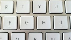 Vì sao phím F và phím J trên bàn phím có đường lằn nhỏ?