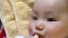 Bé 5 tháng suýt tử vong vì chiếc bánh dành cho trẻ mọc răng