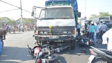 Xe ben 'húc' 7 xe máy khiến nhiều người bị thương