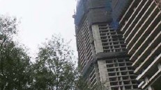 Hà Nội: Cục sắt từ độ cao trăm mét rơi trúng xe buýt