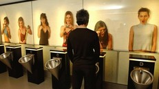 Vì sao đàn ông đi tiểu lại rùng mình?