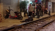 Hà Nội: Thanh niên ngồi trên đường ray bị tàu hỏa tông bay xa 10m