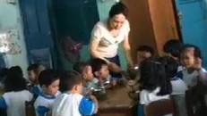 Giáo viên mầm non dùng tay, muỗng inox đánh trẻ trong giờ ăn