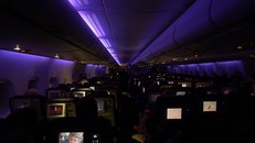 Vì sao máy bay cất cánh, hạ cánh luôn trong trạng thái ‘đèn mờ’?