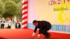 Giáo sư HQ quỳ gối xin lỗi hơn 1.000 người bị sát hại ở Bình Định