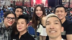 Hồ Ngọc Hà khoe vai trần, rạng rỡ ở Singapore giữa ồn ào tình ái