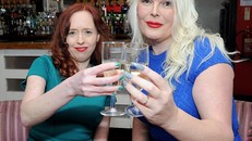 Chồng chuyển giới, cùng vợ đi bar tìm trai trẻ