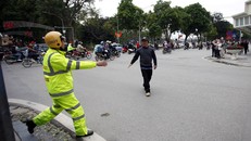 Bị ‘cướp’ vỉa hè thì làm sao mà đi bộ đúng luật?