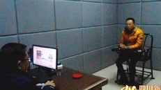 Tên lừa đảo quỳ gối, bôi máu gà lên mặt quay phim vụ bắt cóc giả