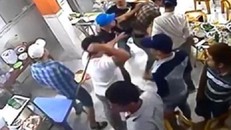 Bị chém trọng thương vì... hát quá lâu