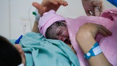 Chào đón công dân nhí đầu tiên của năm Bính Thân